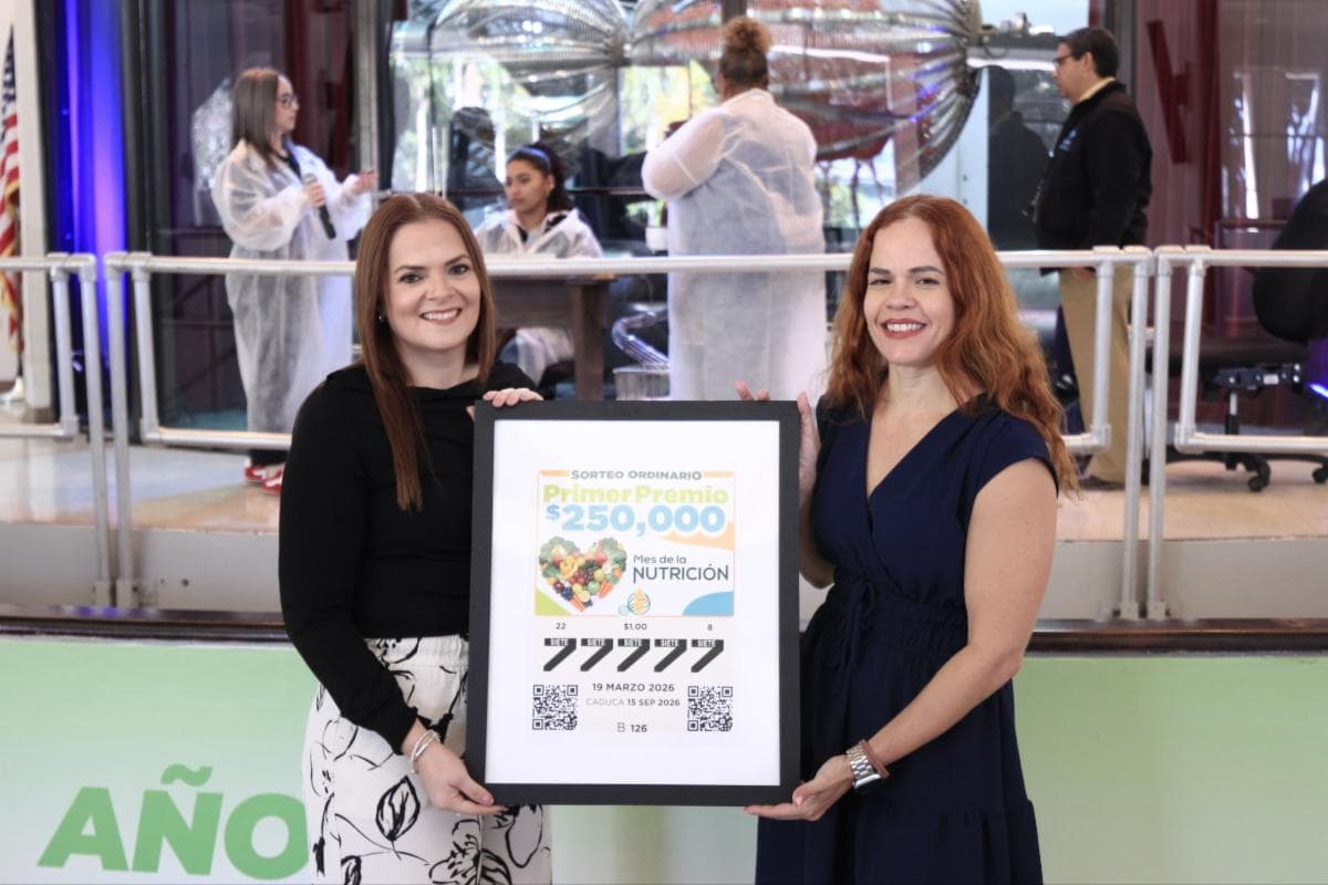 Secretaria Auxiliar del Negociado de la Lotería hace entrega del billete conmemorativo del Mes de la Nutrición