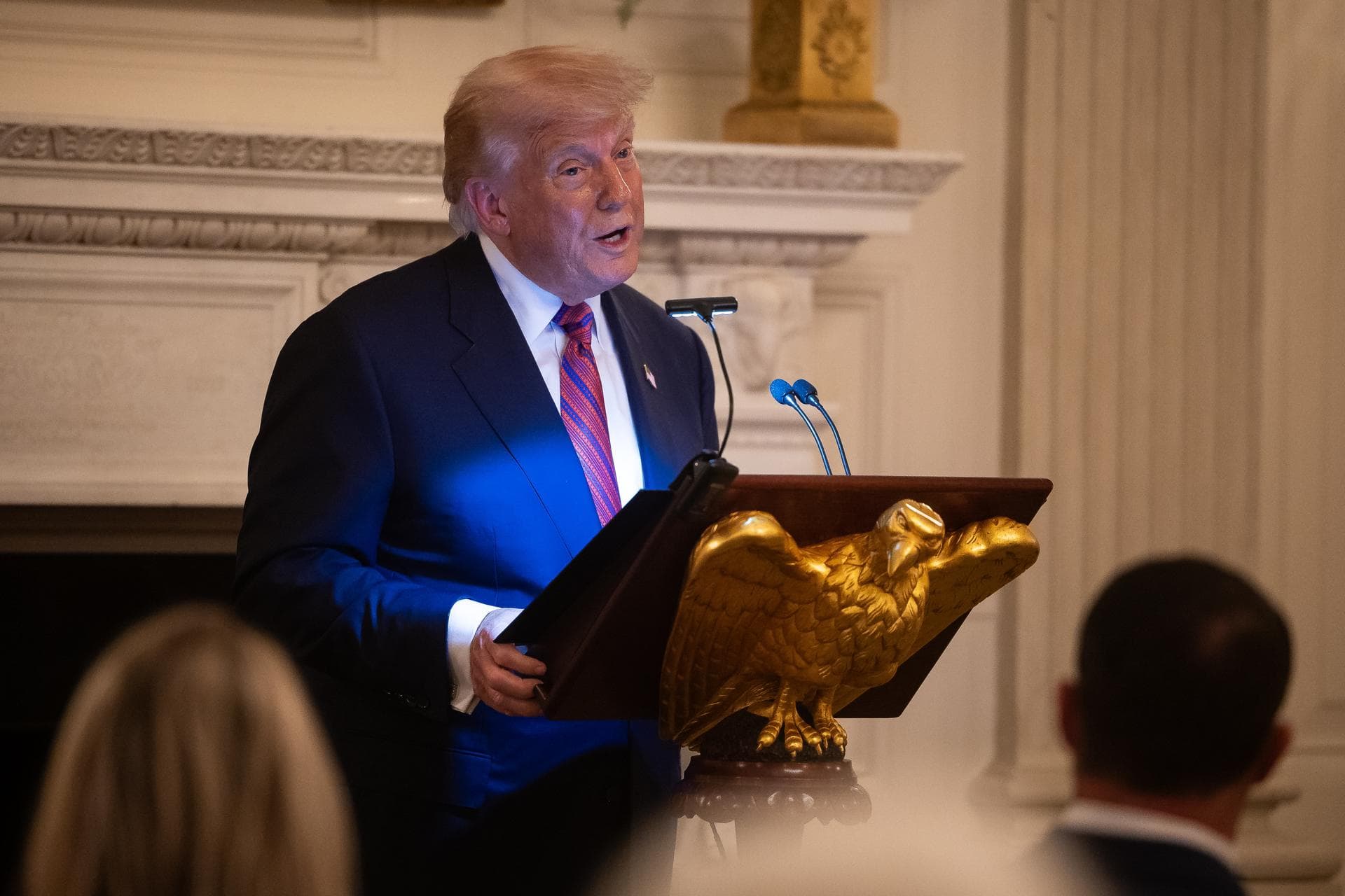 Trump firma orden para limpiar calles de deambulantes