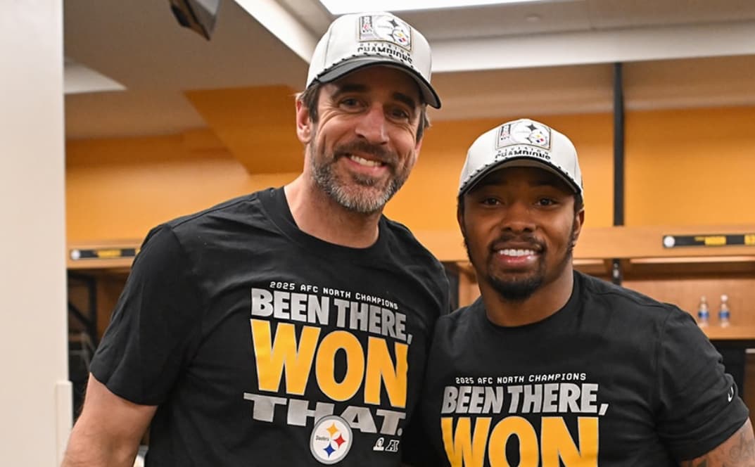 Rodgers mete a los Steelers en los 'playoff'