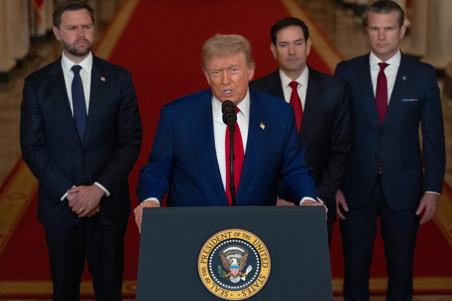 Trump sugiere que respalda un "cambio de régimen" en Irán