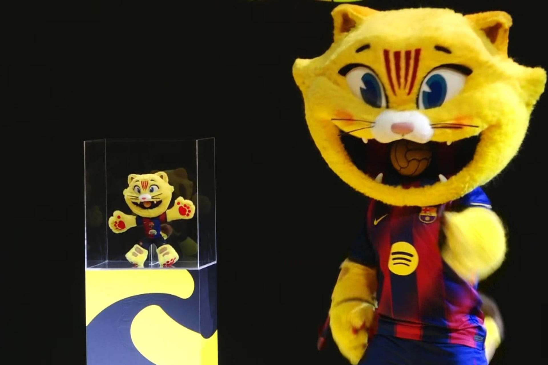 El FC Barcelona presenta en sociedad el peluche de su mascota CAT