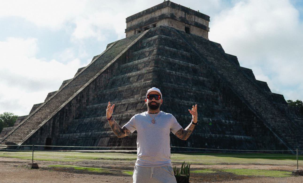 Arcángel llega a Chichén Itzá en su recorrido por las Siete Maravillas del Mundo
