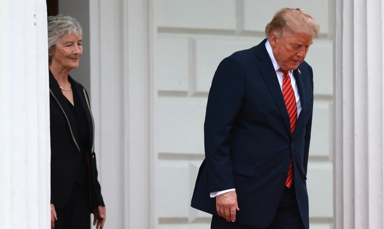 Trump dice que querría ver la reunificación de Irlanda y que ocurrirá "tarde o temprano"