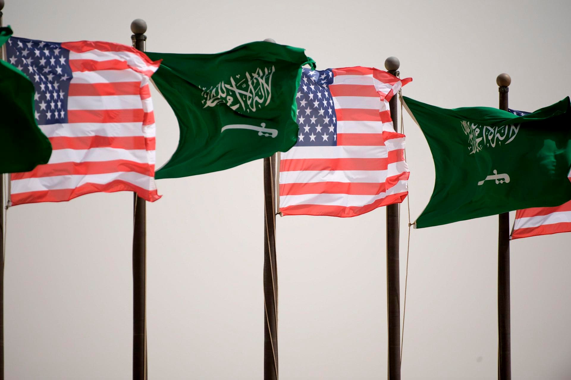 EE.UU. retira a personal diplomático no esencial de Arabia Saudí por escalada de ataques
