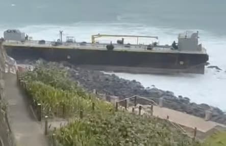 Barcaza con combustible encalla cerca de El Morro por fuerte oleaje