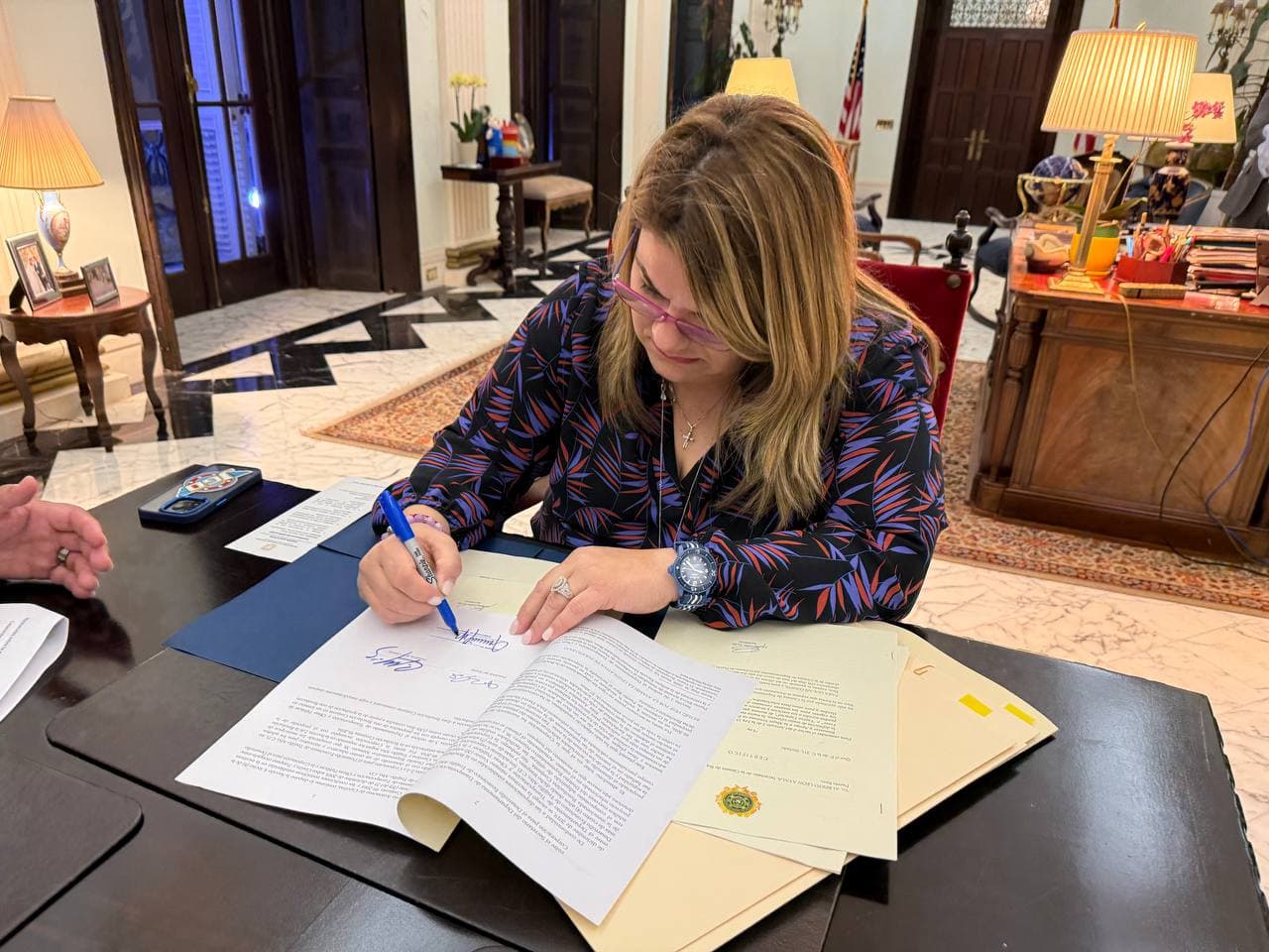 Gobernadora firma medidas en favor de los veteranos 