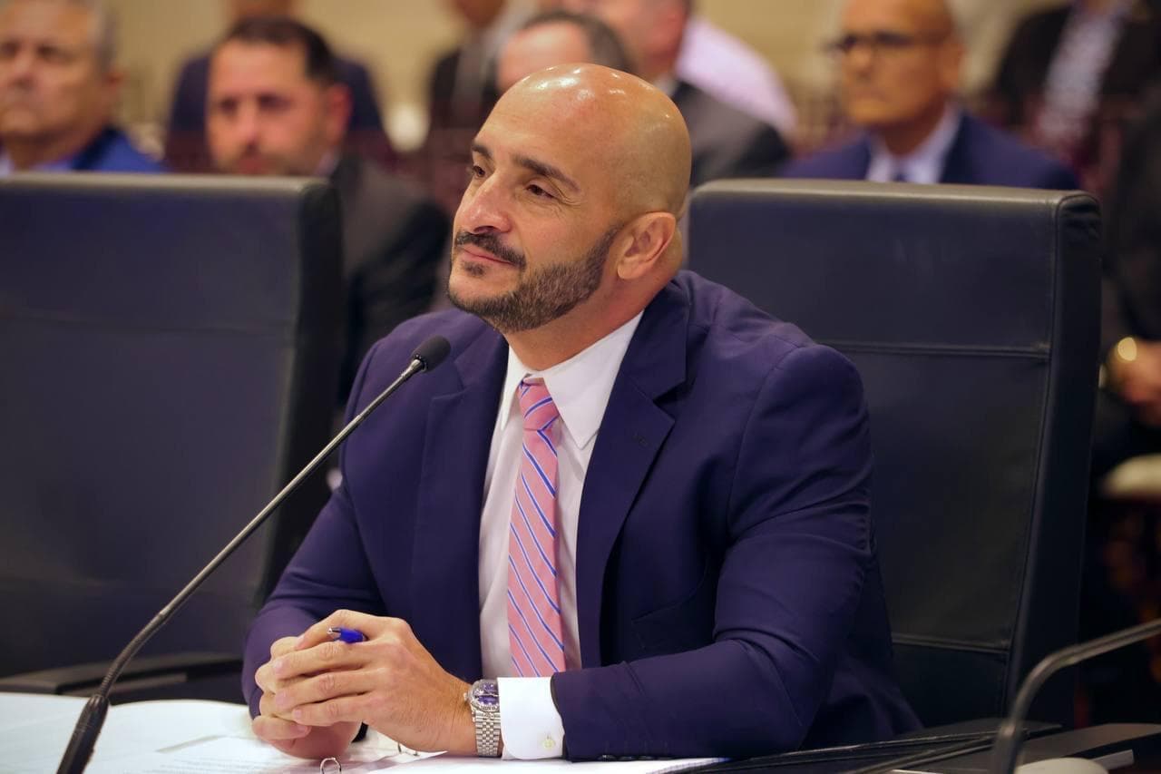 Comisionado de la Policía se las canta a turba de motociclistas 