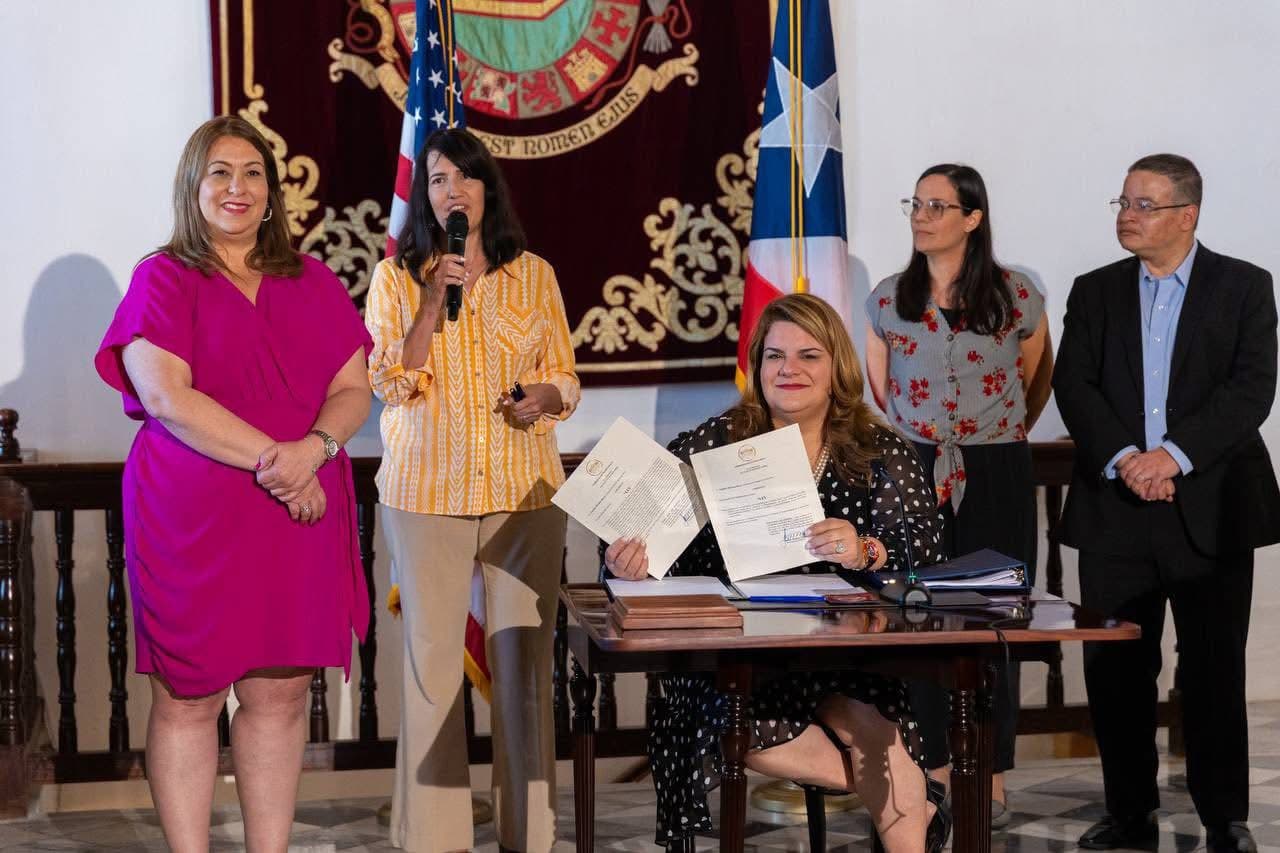 Gobernadora firma más medidas legislativas