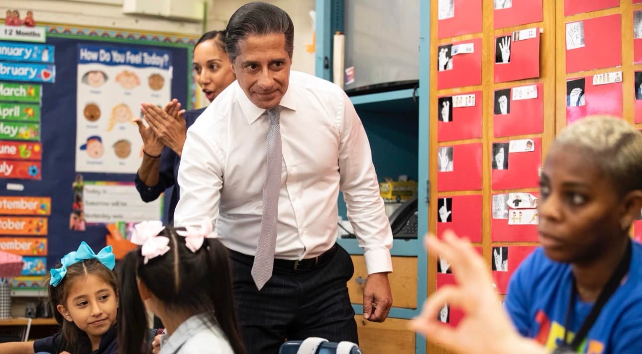 El FBI allana el domicilio y la oficina del Superintendente escolar de Los Ángeles