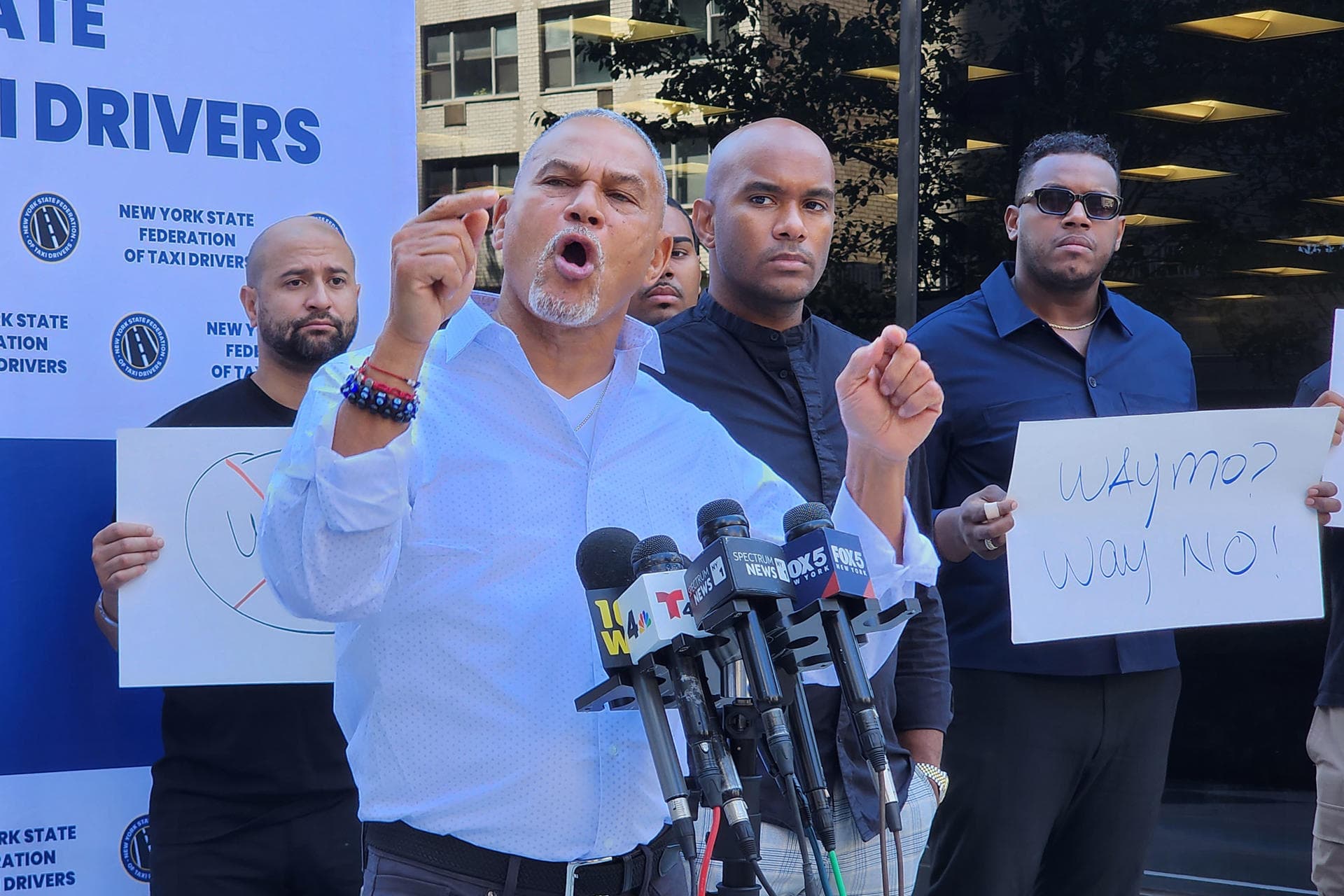 Taxistas amenazan con paralizar Nueva York si entran en funcionamiento robotaxis