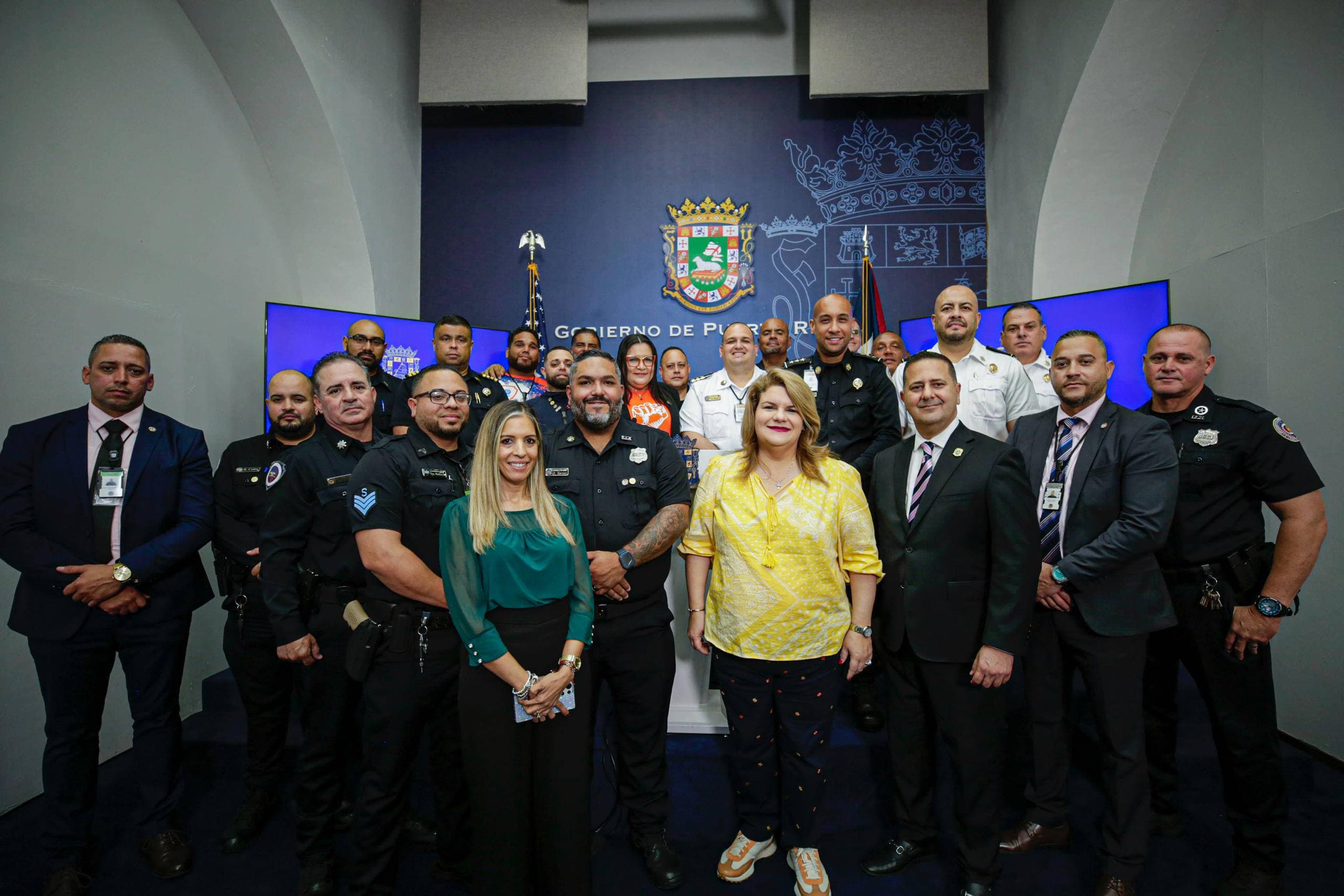 Gobernadora anuncia aumento salarial para oficiales correccionales