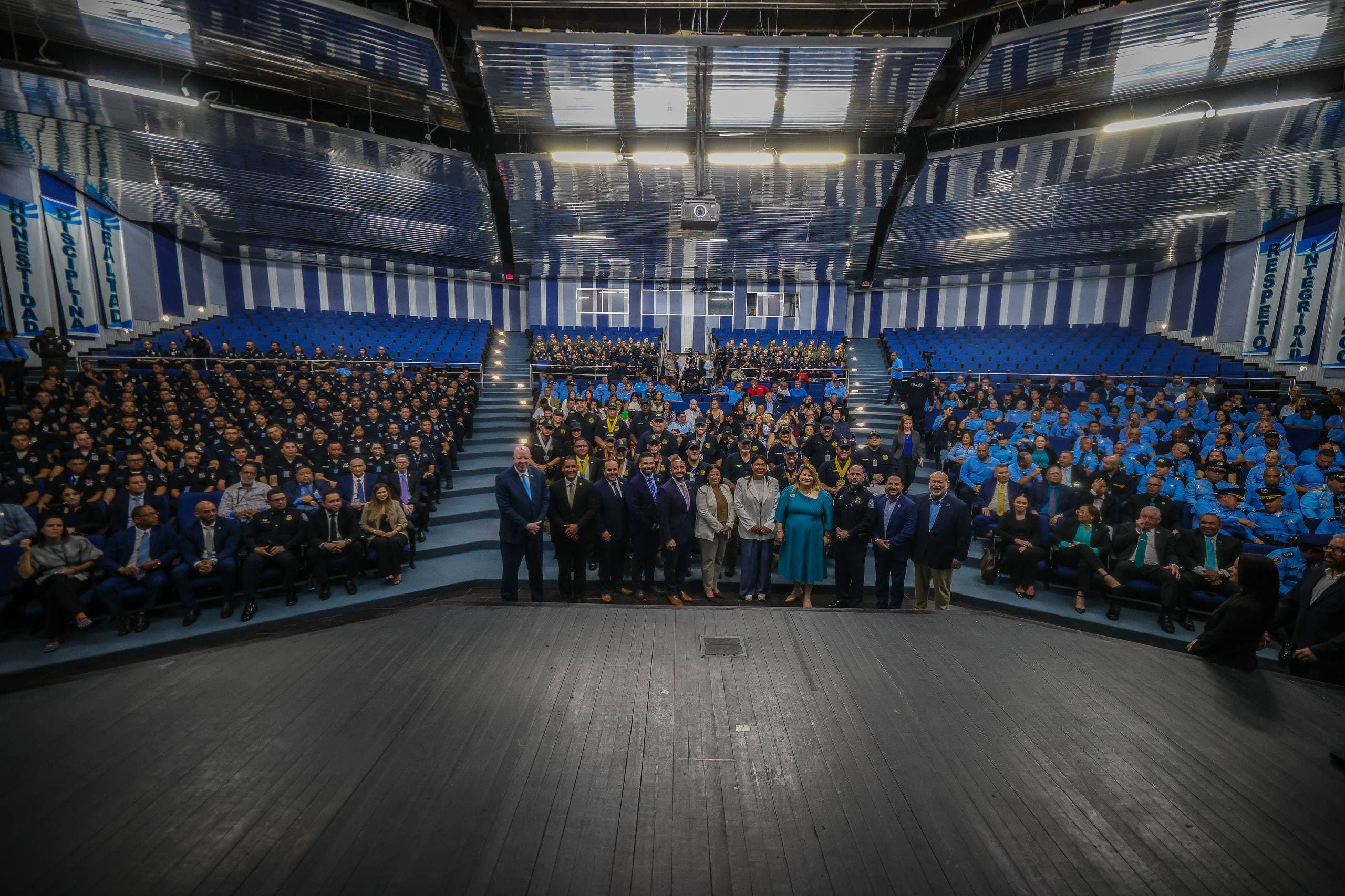 Gobernadora anuncia nueva escala salarial para policías y certifica agentes de ley y orden