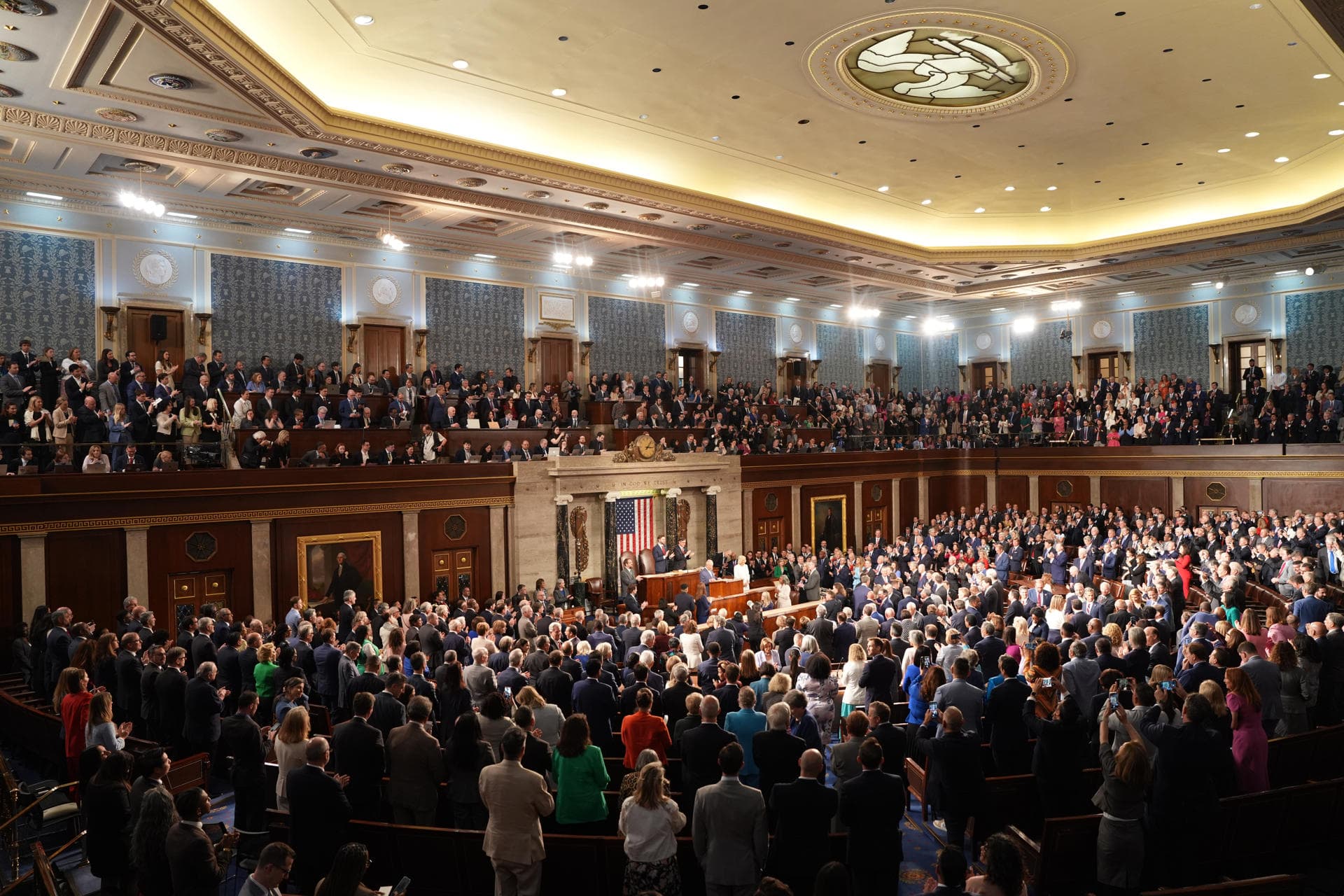 Trump elogia al rey Carlos III: "logró que los demócratas se pusieran de pie"