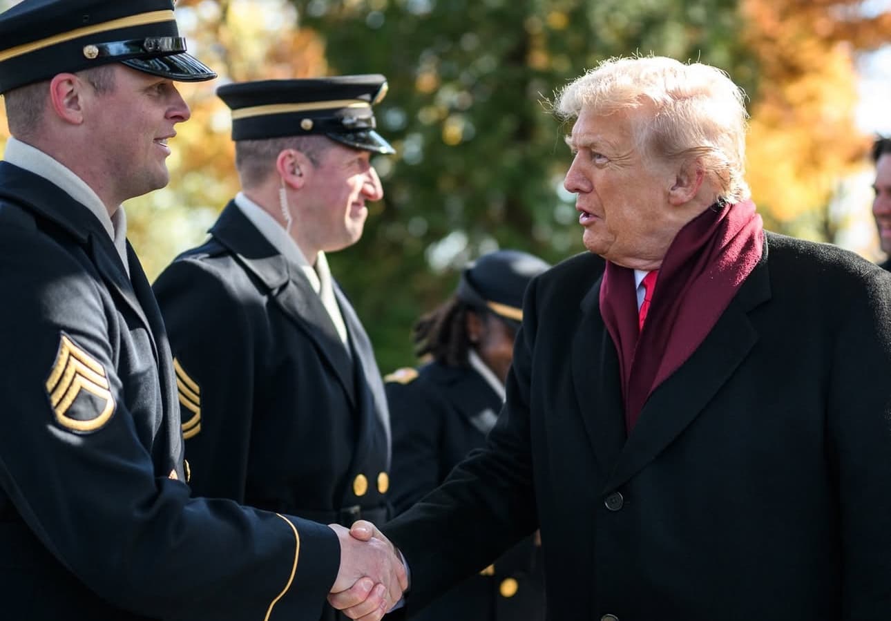 Trump honra el "sacrificio supremo" de los militares en el Día de los Veteranos
