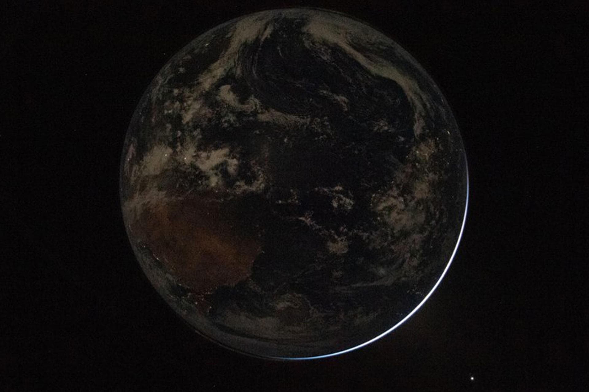 NASA publica primeras fotos de la Tierra logradas por la misión Artemis II rumbo a la Luna