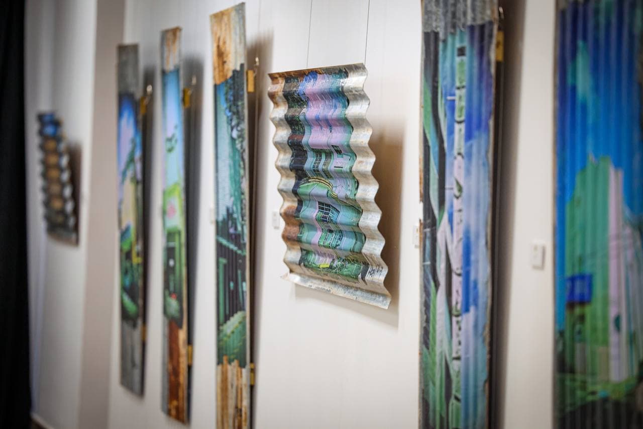 Inauguran exposición con planchas de zinc en el Capitolio