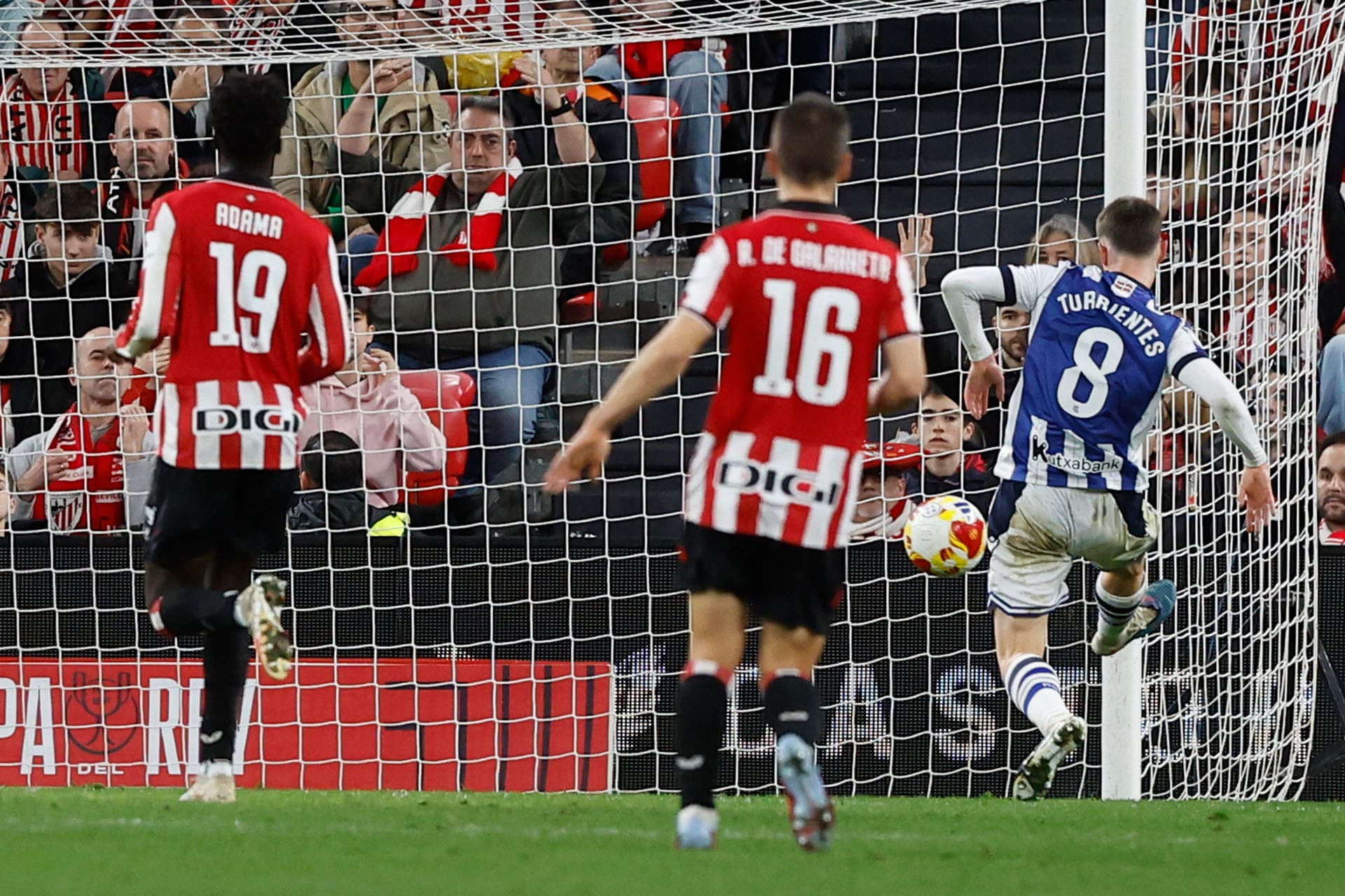 La Real Sociedad somete al Athletic y encarrila el pase a la final