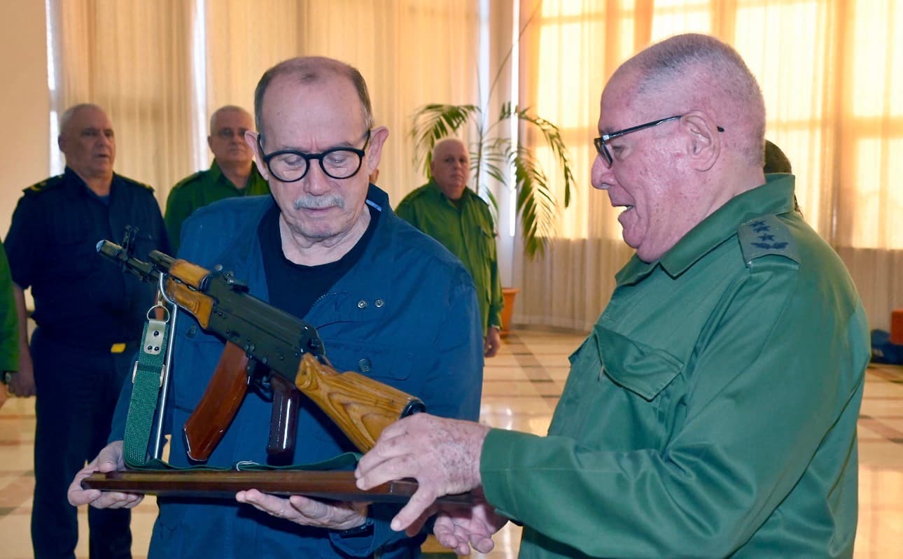 Régimen de Cuba entrega un fusil AKM a Silvio Rodríguez "para defender la Patria"