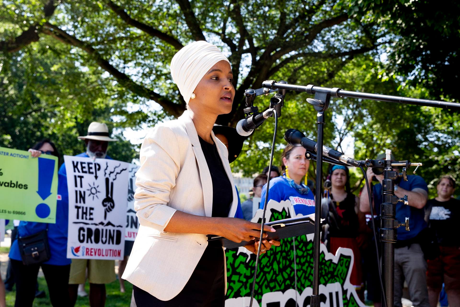 [VIDEO] Hombre rocía con líquido a congresista demócrata Ilhan Omar en un mítin en Mineápolis