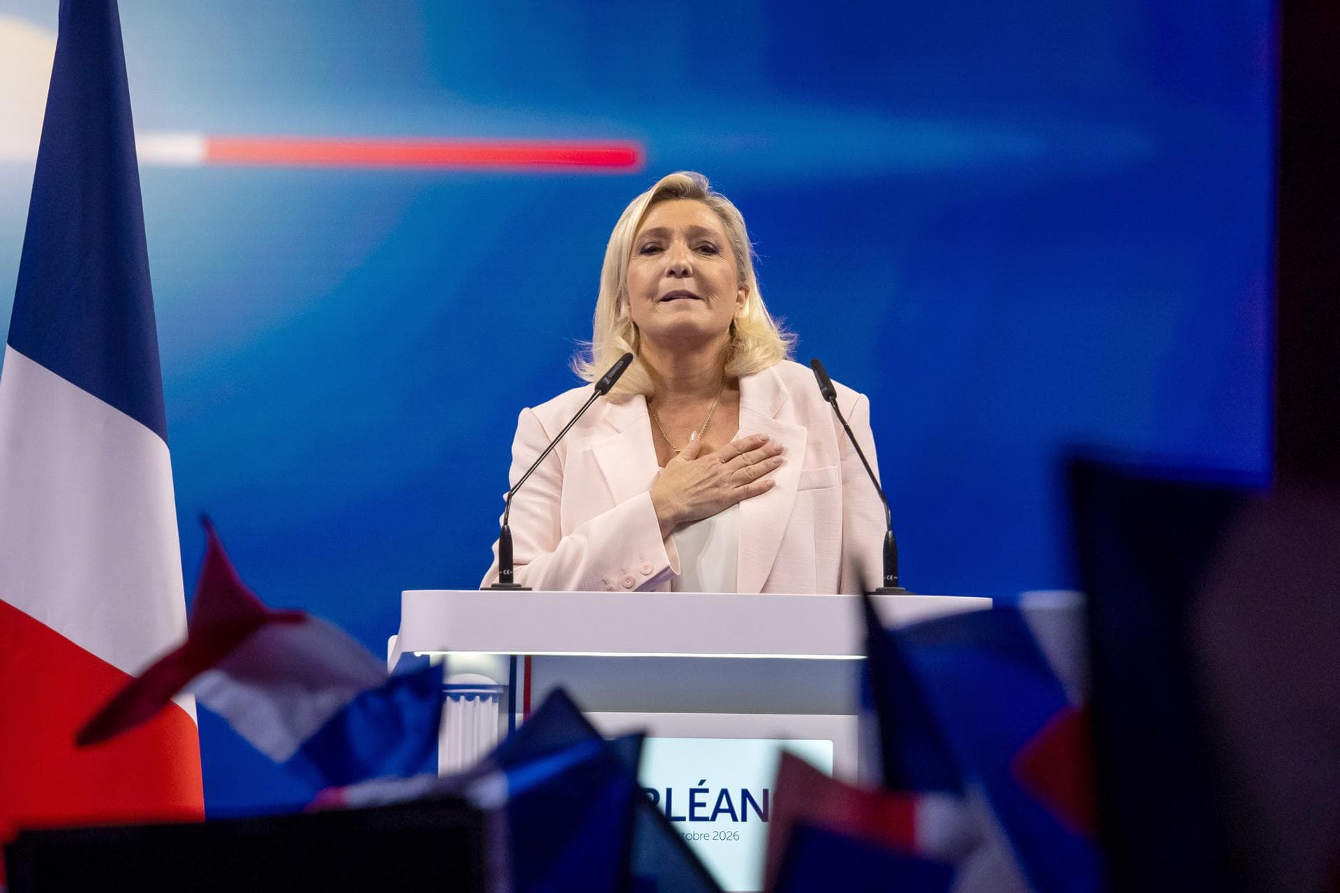 Le Pen promete seguridad y soberanía para lanzar su carrera a la presidencia de Francia