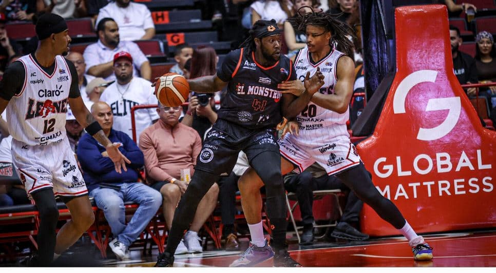 Atléticos derrotan a los Leones en el Pachín