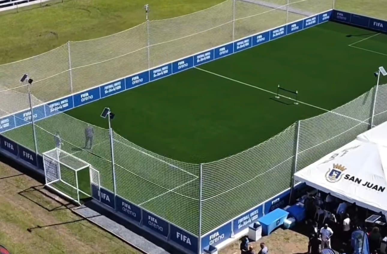 Alcalde de la ciudad capital inaugura la primera cancha FIFA Arena del Caribe en University Gardens