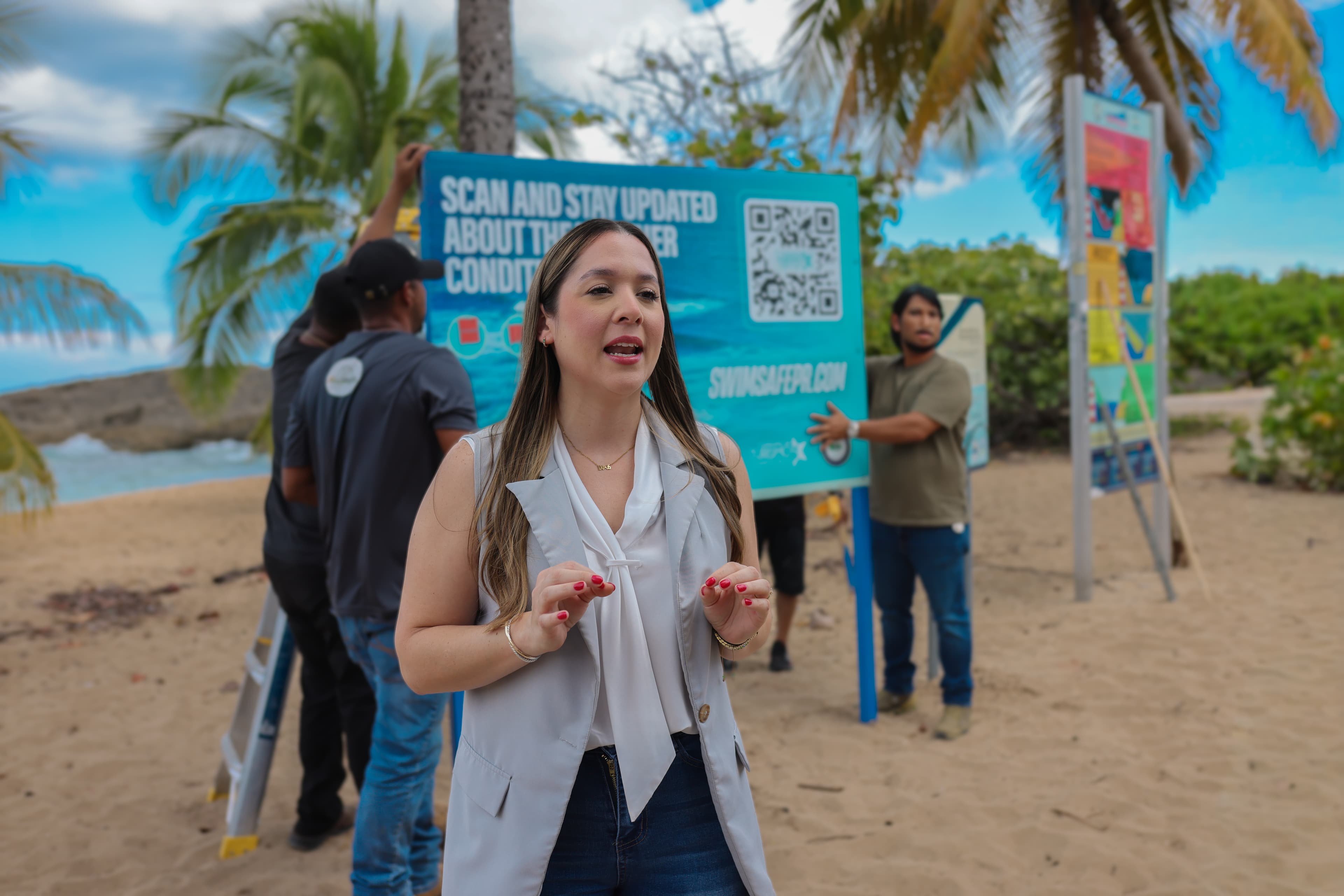 Turismo instala nueva rotulación en playas como parte de la campaña “Swim Safe PR”