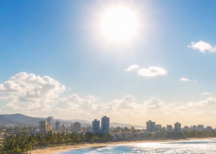 Lunes con calor, aguaceros aislados y condiciones peligrosas en el mar