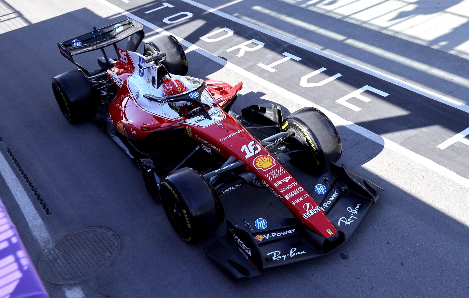 Charles Leclerc renueva con Ferrari