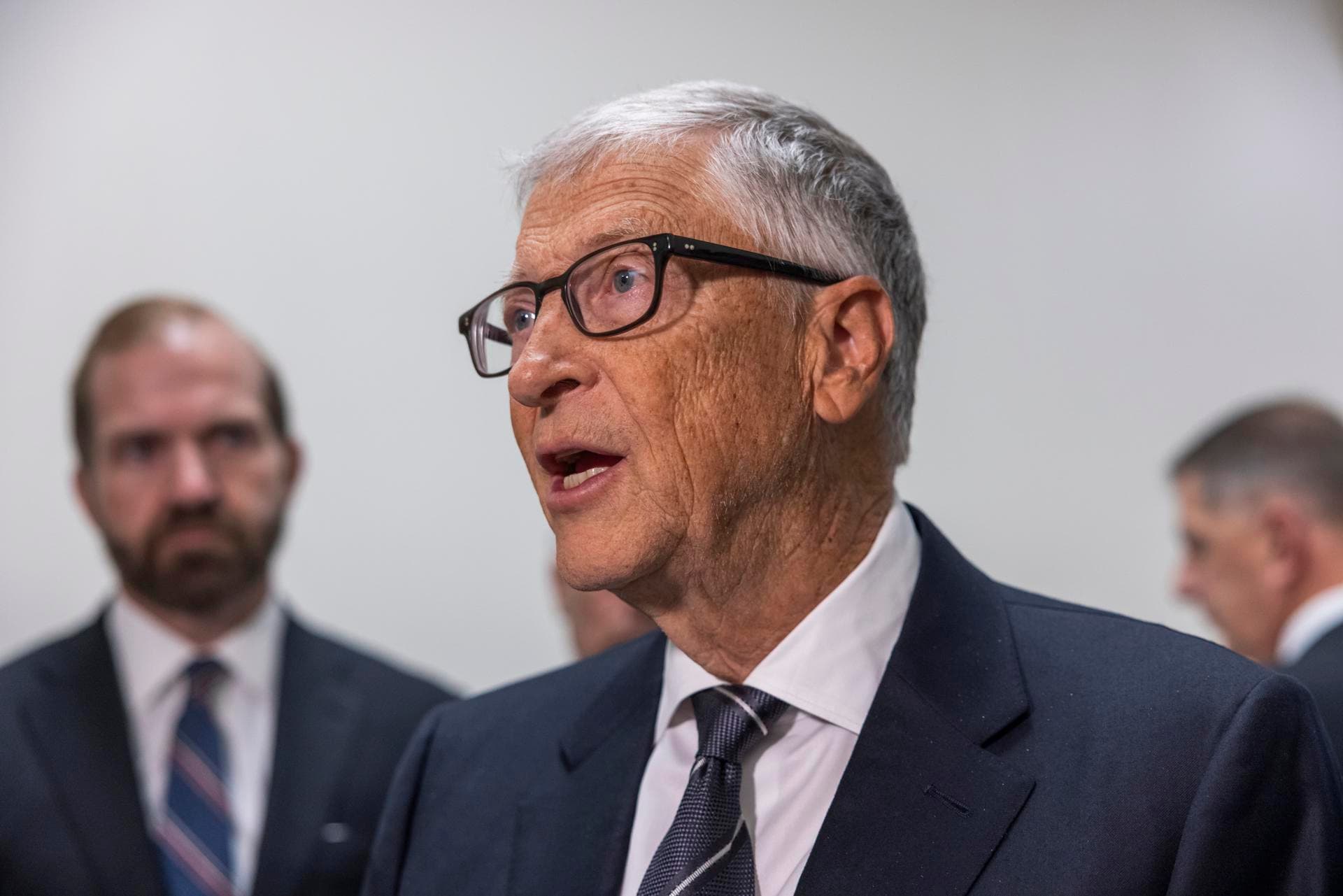 Gates se arrepiente de su relación con Epstein: "Nunca debí haberme reunido" con él