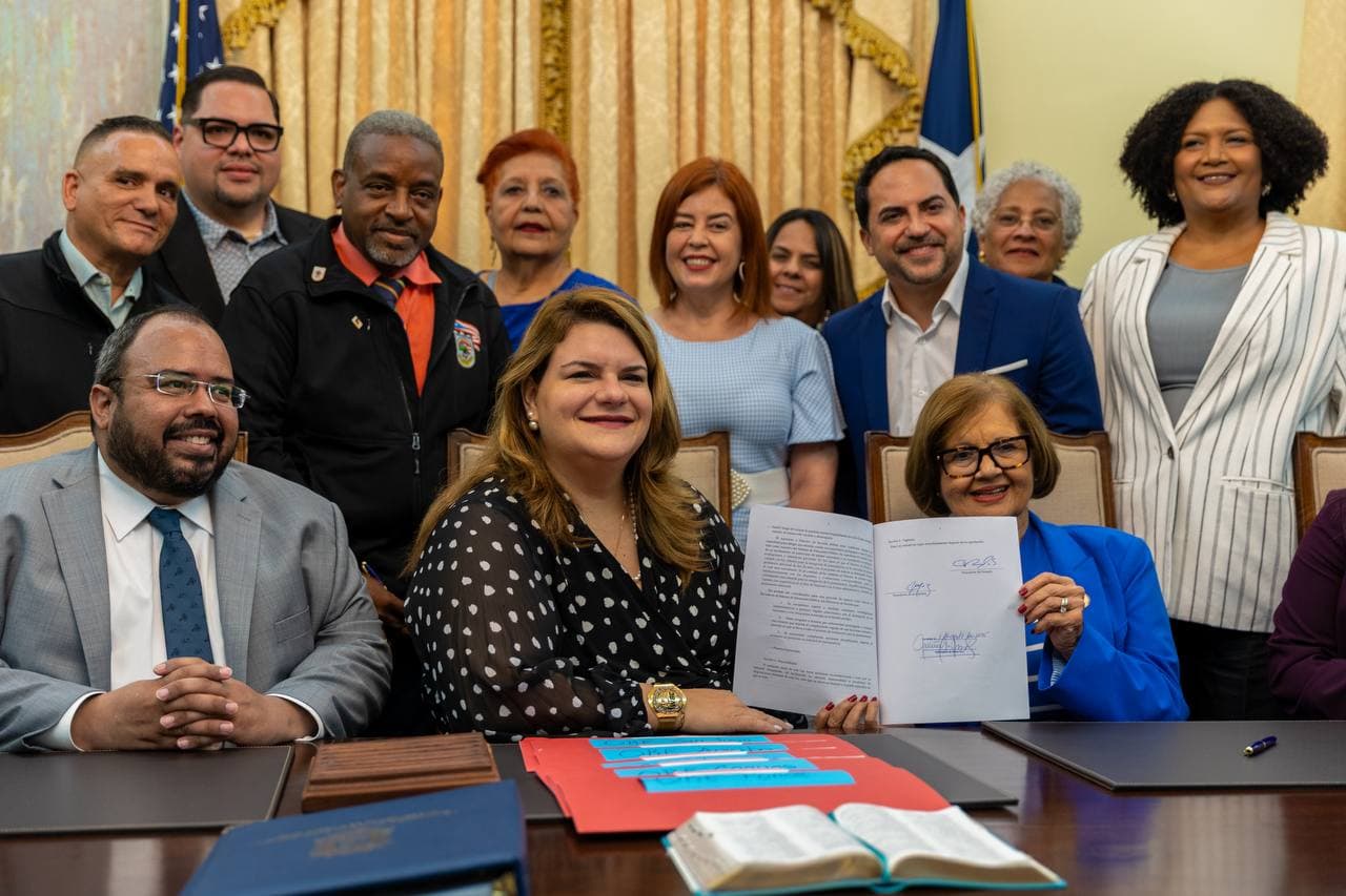 Gobernadora firma ley clave para fortalecer la educación
