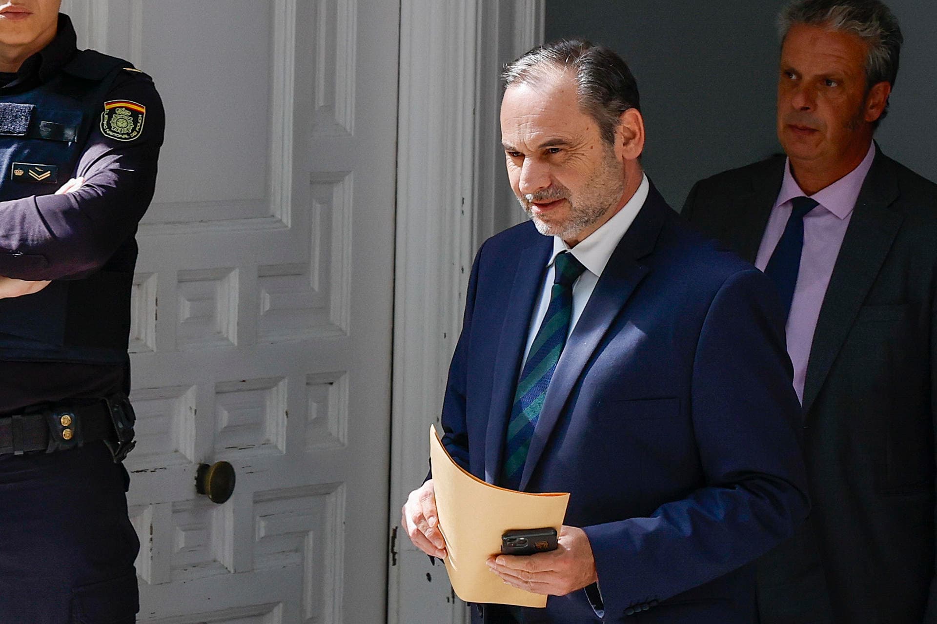 Procesan a exministro de Pedro Sánchez por contratos irregulares