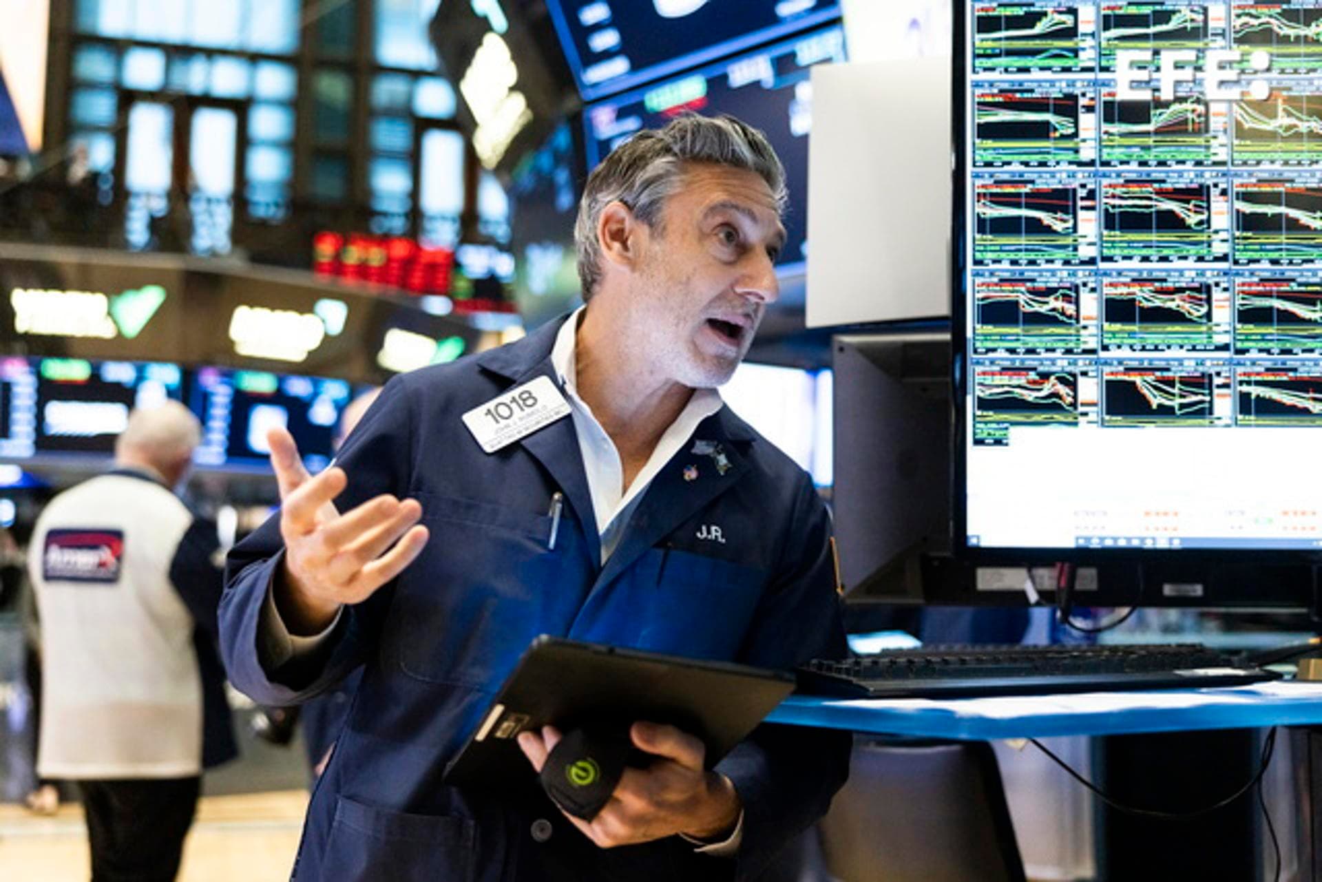 Wall Street cierra en positivo tras exenciones arancelarias de EE.UU. a productos electrónicos