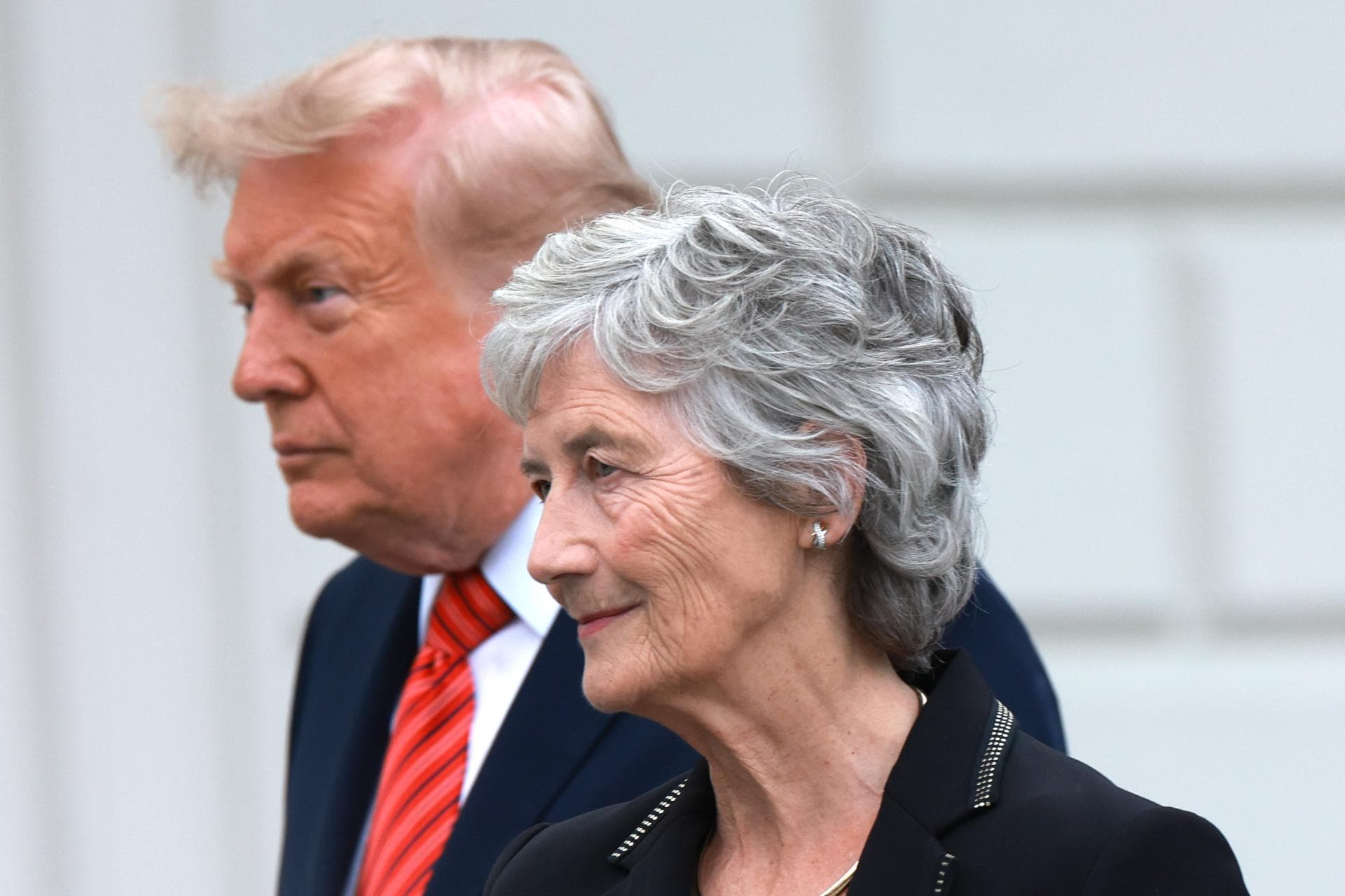 La presidenta de Irlanda recibe a Trump en Dublín en una fría visita con honores militares