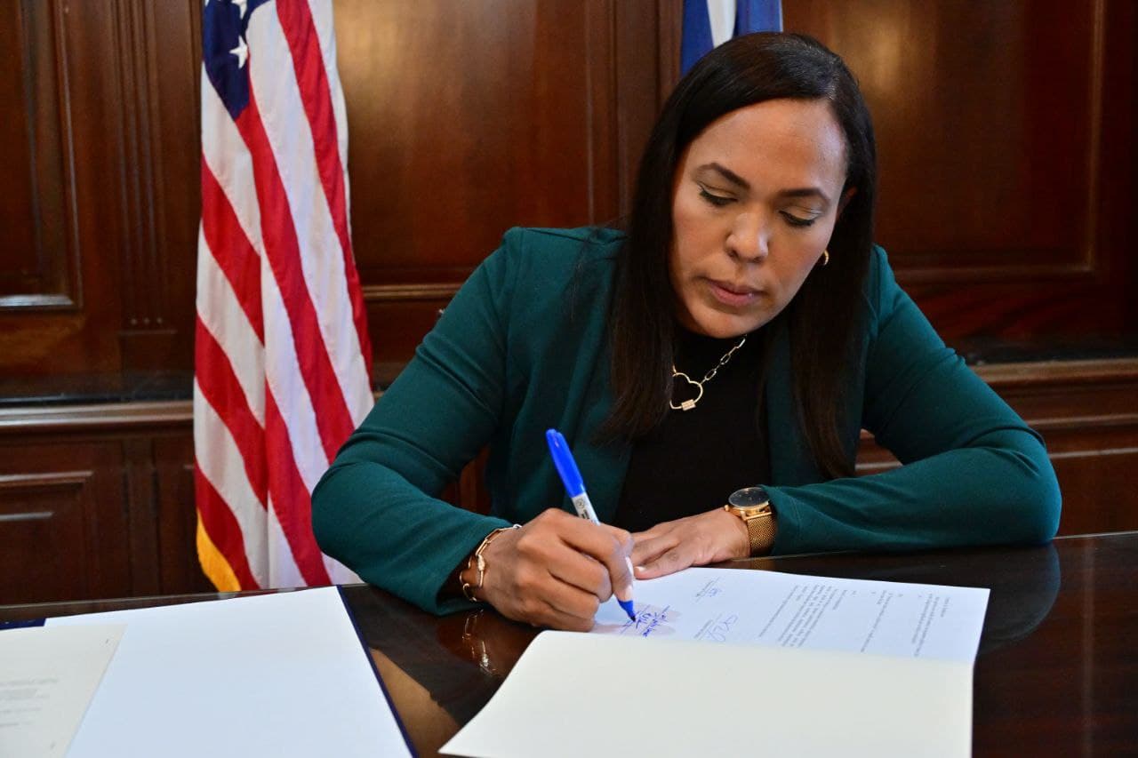 Gobernadora interina firma varias leyes