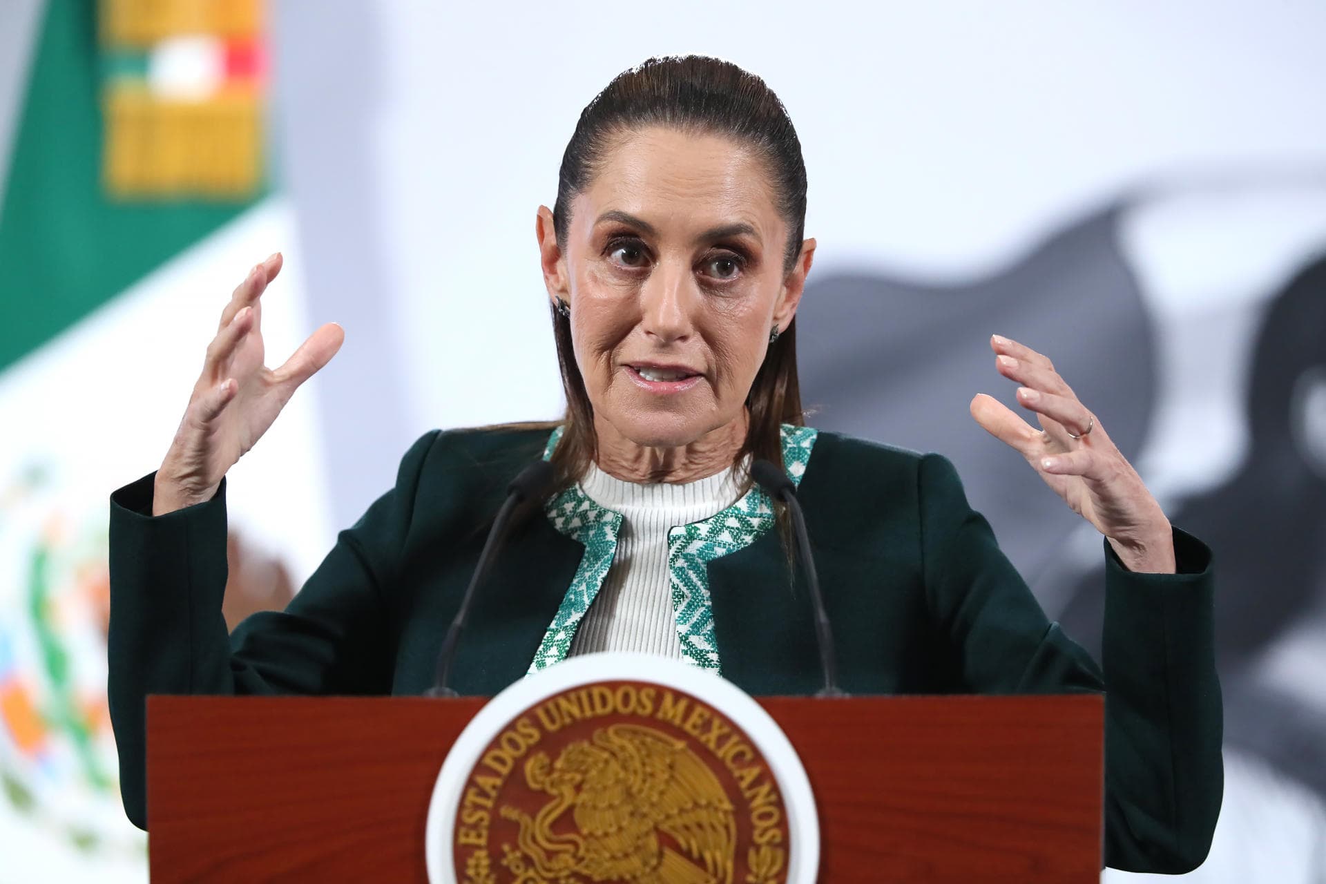 Presidenta de México pide a Fiscalía informar sobre investigación al dueño de Miss Universo