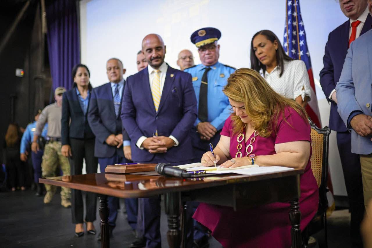 Gobernadora firma ley para separar la Policía del DSP