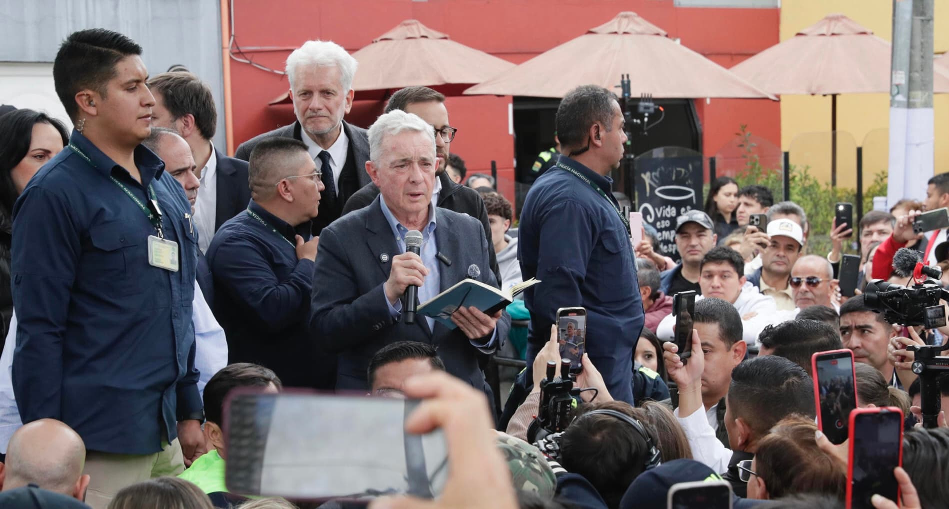 Expresidente Uribe homenajea al asesinado senador Uribe Turbay