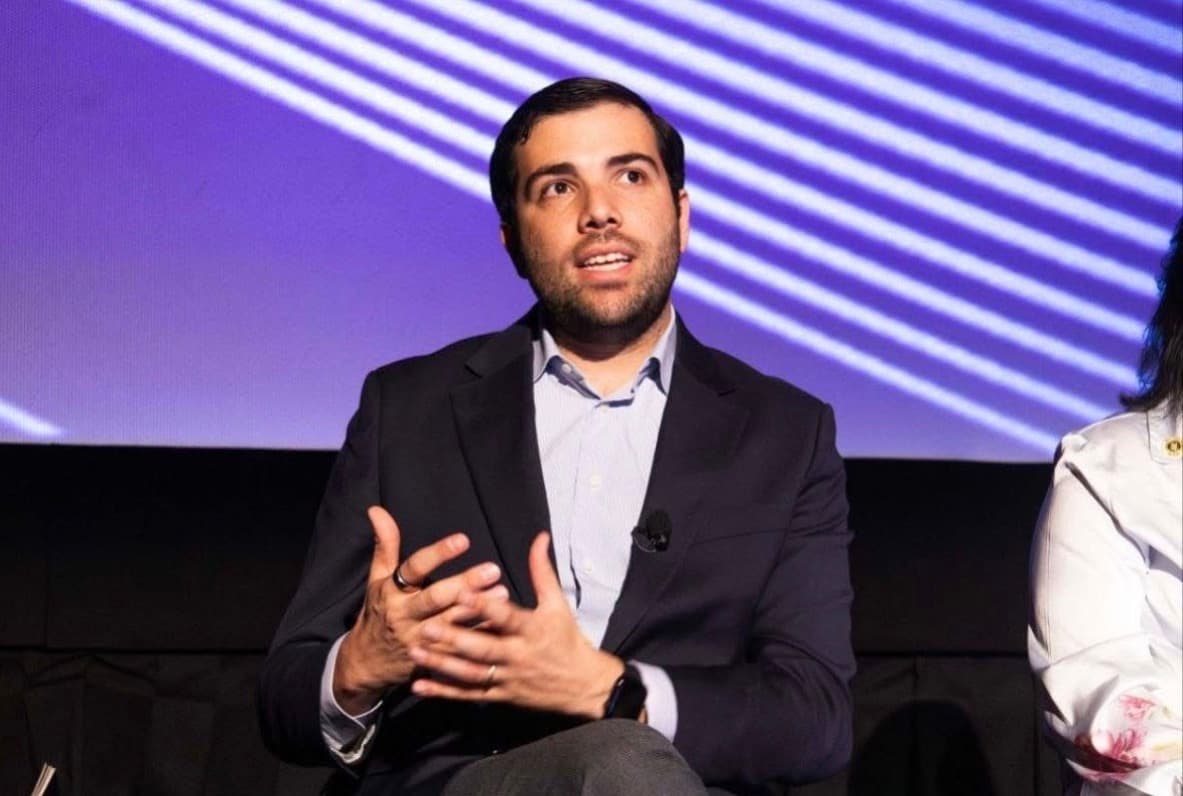 Renuncia Sebastián Negrón como secretario del DDEC