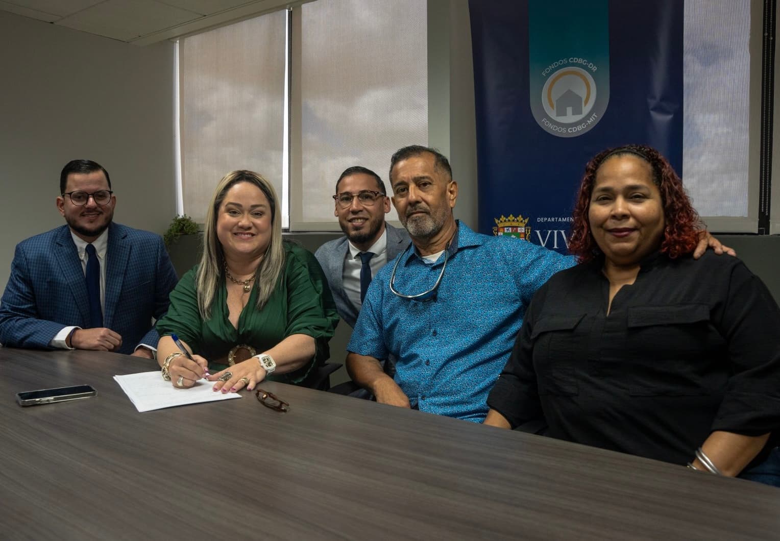 Vivienda cumple con familias que perdieron sus hogares  