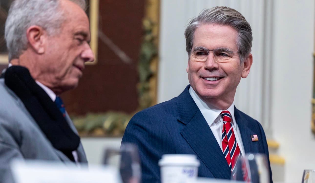 Secretario del Tesoro de EE.UU. asegura que la situación en Ormuz está mejorando