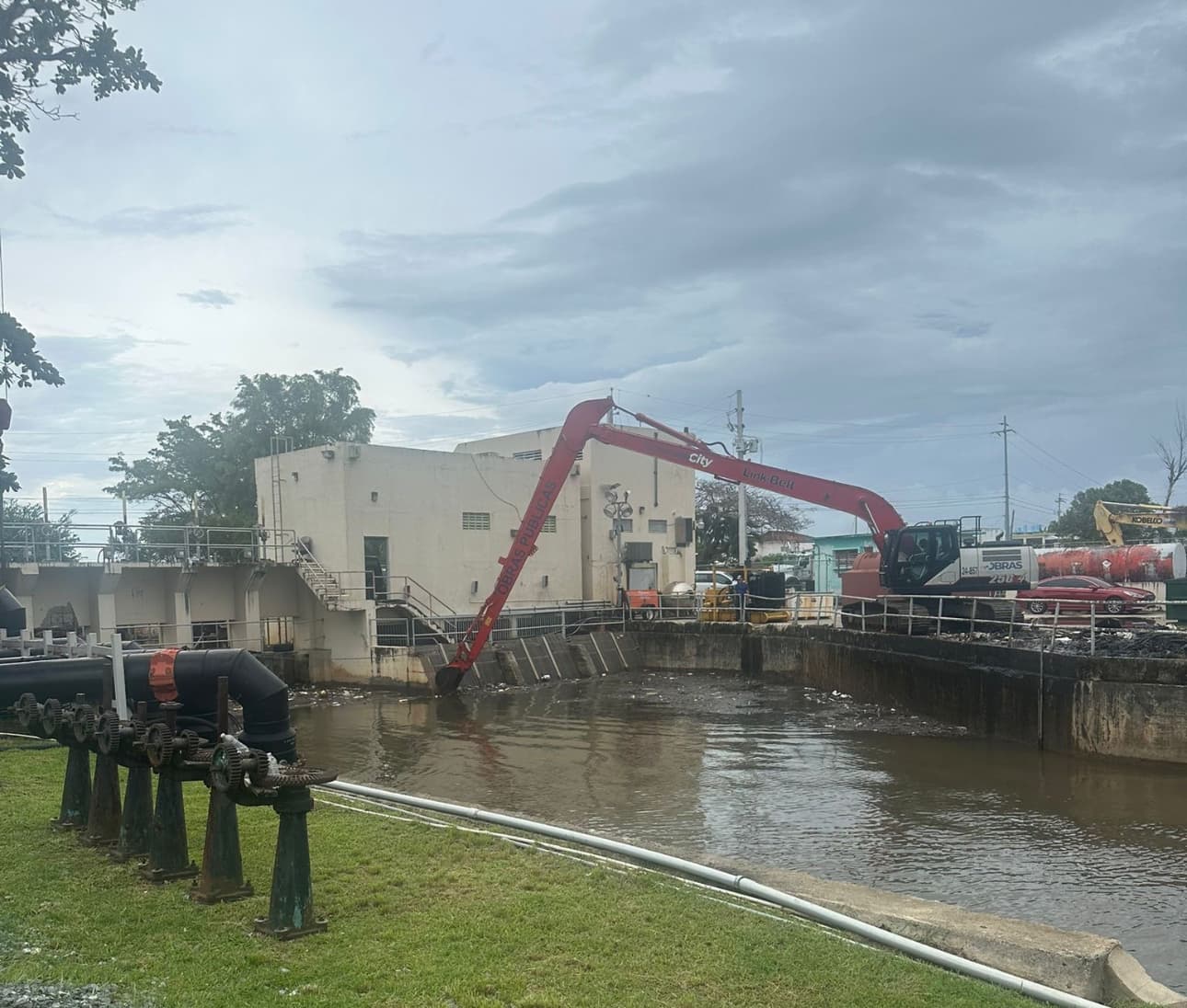 DRNA limpa casa de bombas en Cataño ante fuertes lluvias 