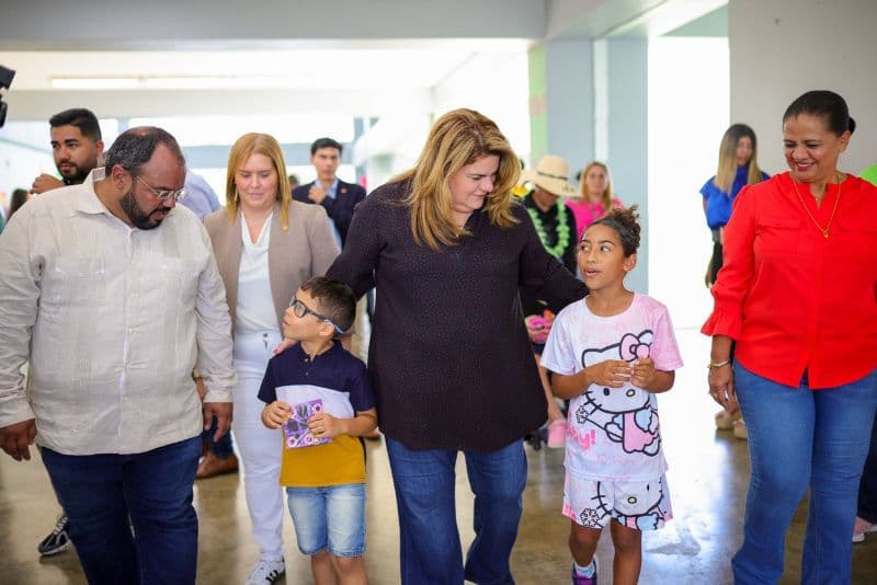 Gobernadora visita escuela en Caguas 