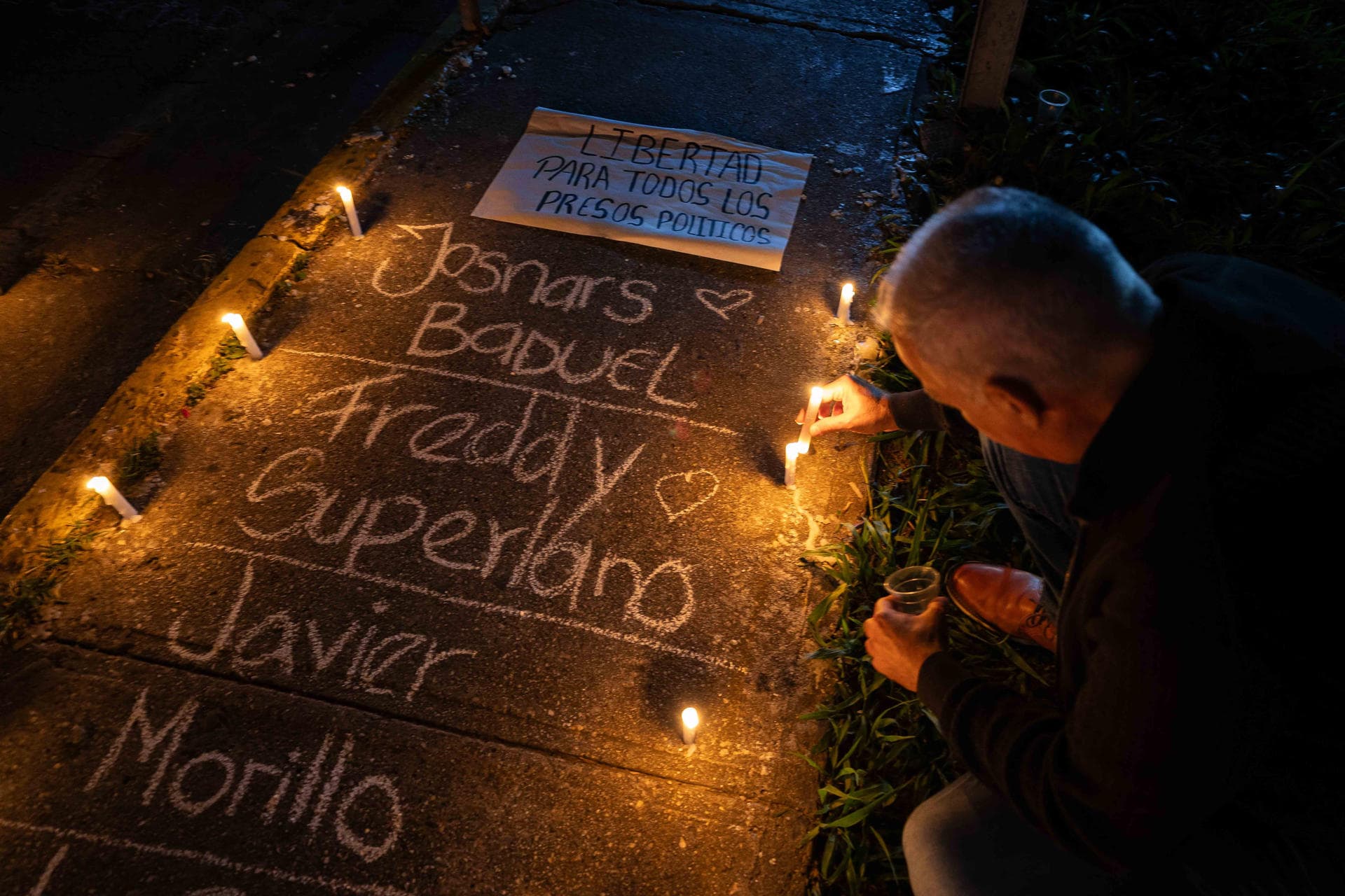 [VIDEO] Unas 80 familias duermen afuera de un penal venezolano por liberación de presos políticos