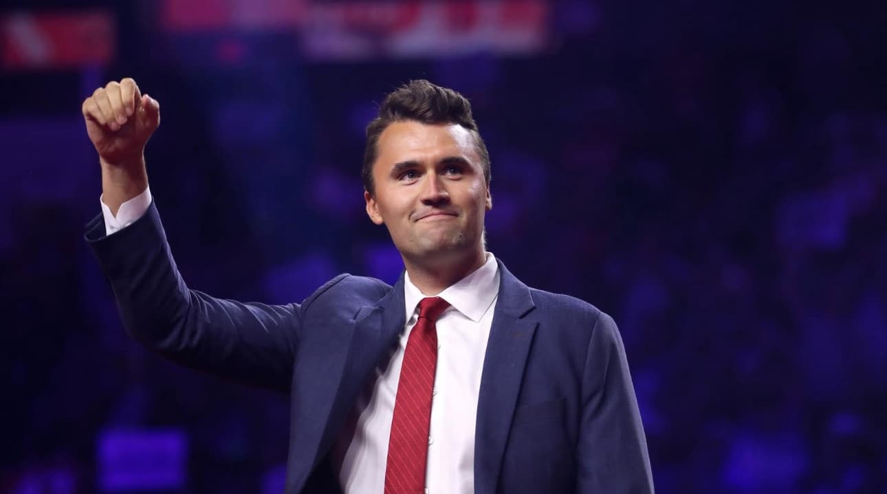 Disparan a Charlie Kirk durante evento universitario en Utah