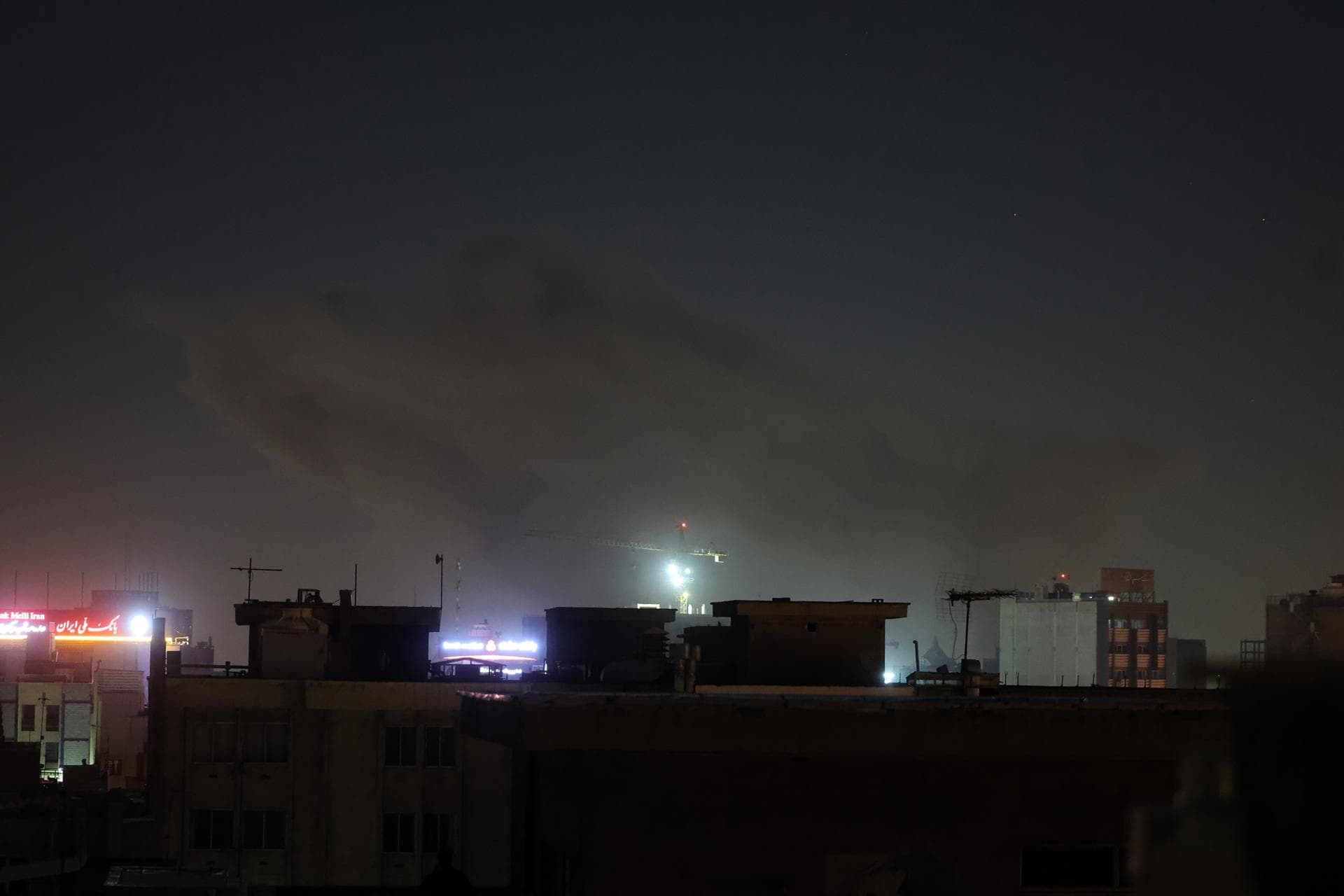 Israel sigue atacando de forma simultánea Teherán y Beirut