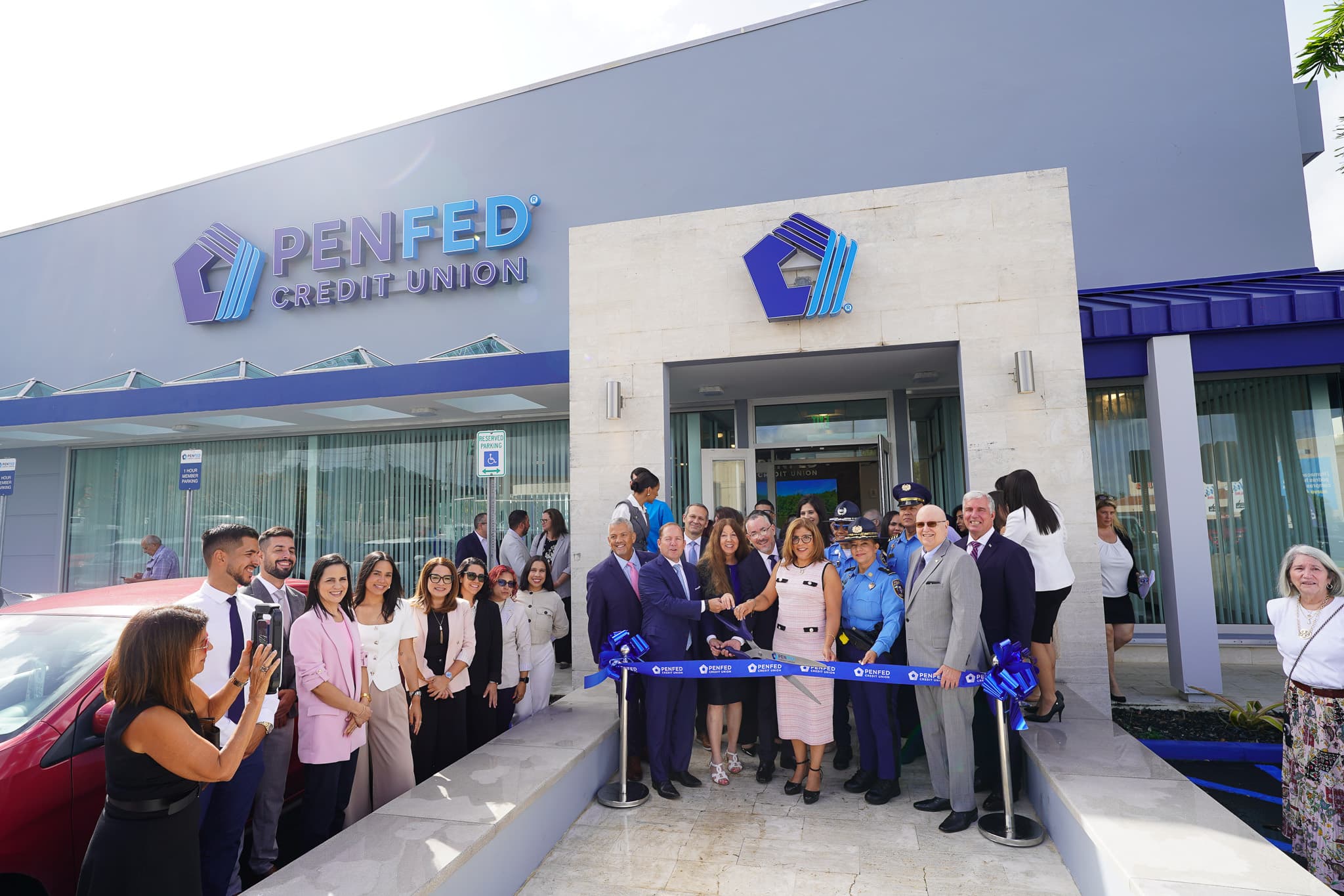 Abre PenFed nuevo centro financiero en Humacao