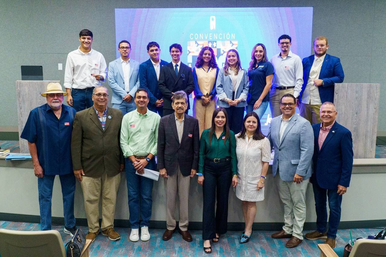 Grupo de jóvenes que participó en la final del certamen de oratoria, junto con los jueces de la actividad.