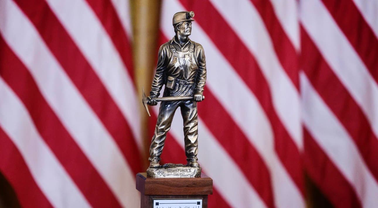 Trump recibe un premio de la industria por ser el "campeón indiscutible del carbón"