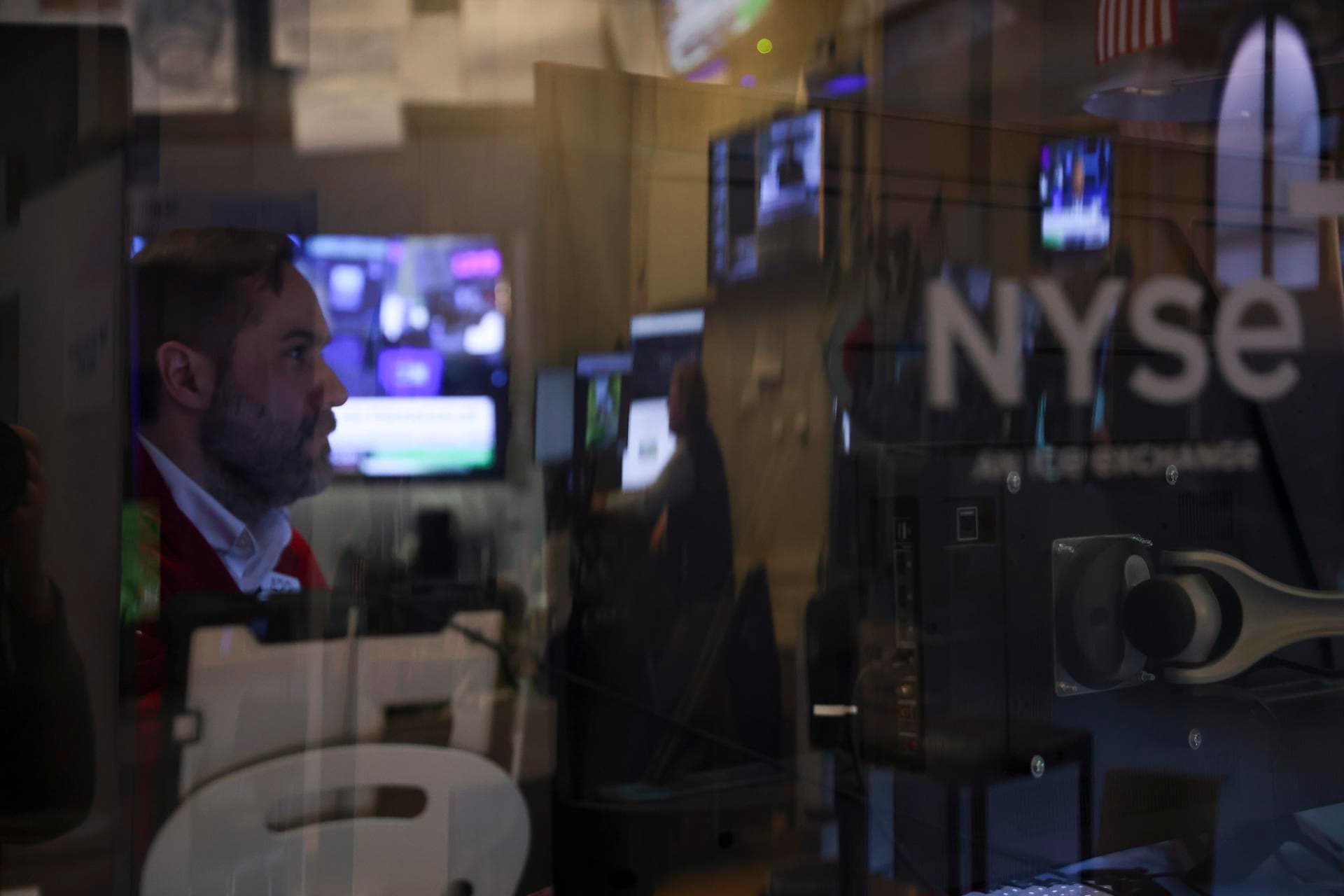 Wall Street cierra en rojo en un mes volátil marcado por resultados y desplome de metales